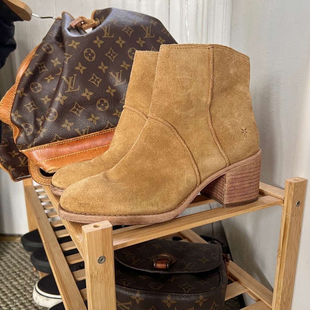 Frye • Monroe Suede Tan Seamed Booties Size 7 Western Chunky Heel EUC